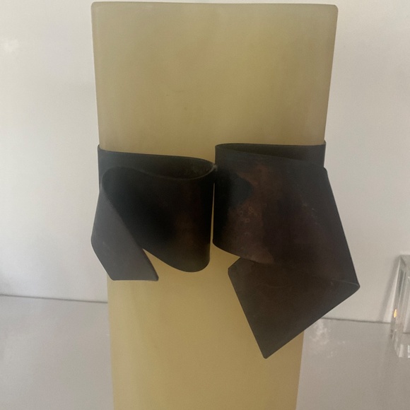 MARTHA STUDY TALL RESIN VASE W/ METAL TRIM - Picture 2 of 6